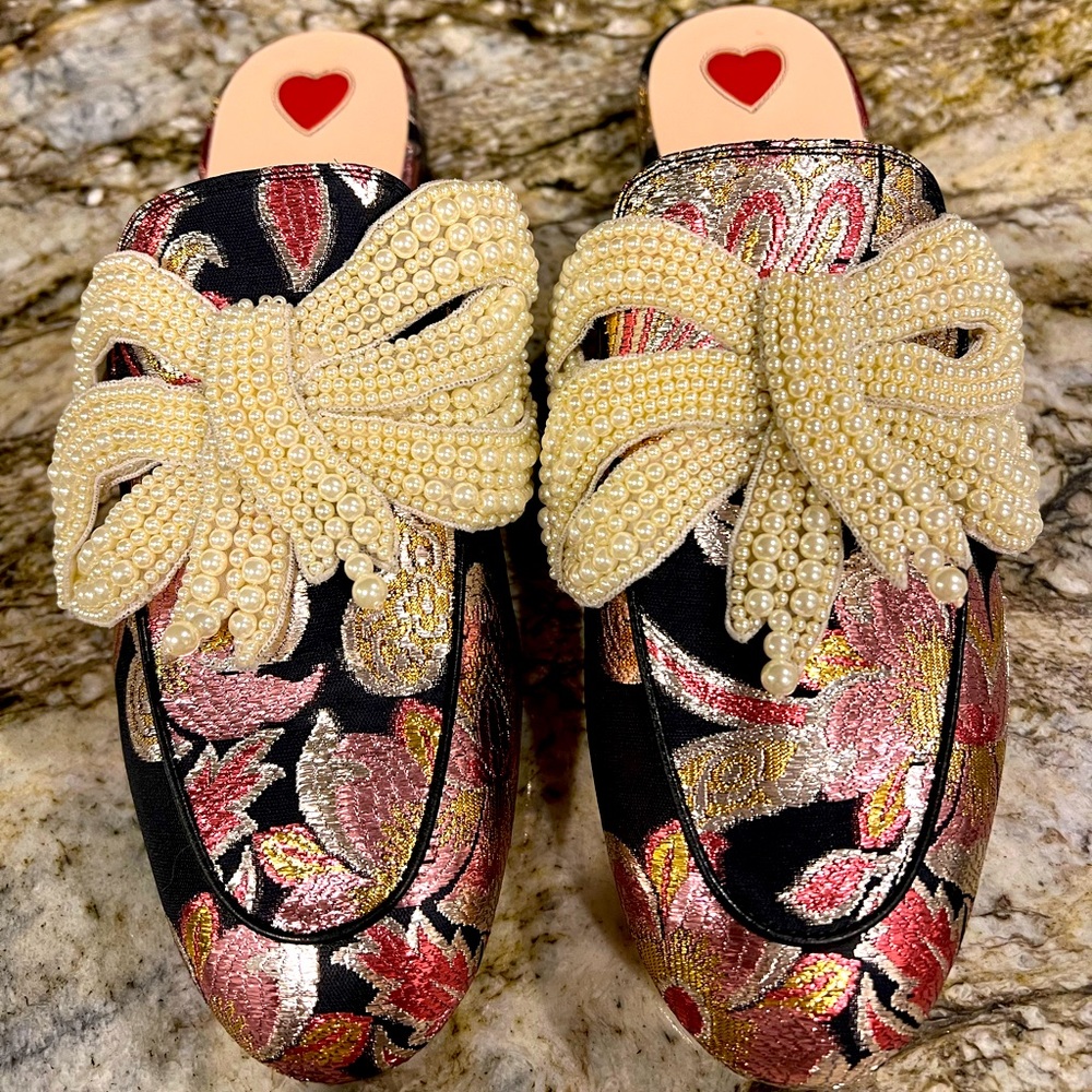 NIB 100% Authentic Gucci Mules sz 7/37.